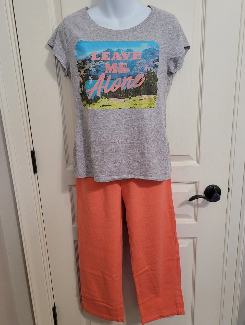 Casual Lounge Graphic Tee with Coral Capri Pants Bundle - M/L, GUC